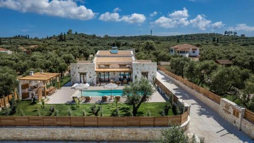 una vista aérea de una casa con piscina en White Stone Luxury Villa en Lithakia