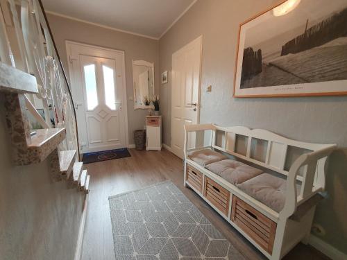 ein Schlafzimmer mit einem Etagenbett in einem Zimmer in der Unterkunft Haus Springfloot, Whg. 1, EG in Olsdorf