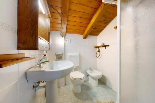 uma casa de banho com um lavatório e um WC em Alla meridiana em Bard