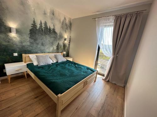 - une chambre avec un lit et une grande fenêtre dans l'établissement Sosnówka Lake Apartament, à Sosnówka