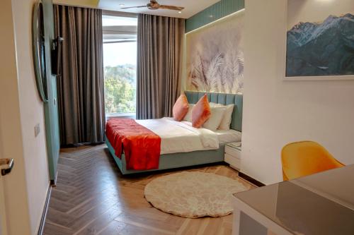 um pequeno quarto com uma cama e uma janela em Redwood Resort em Panchkula