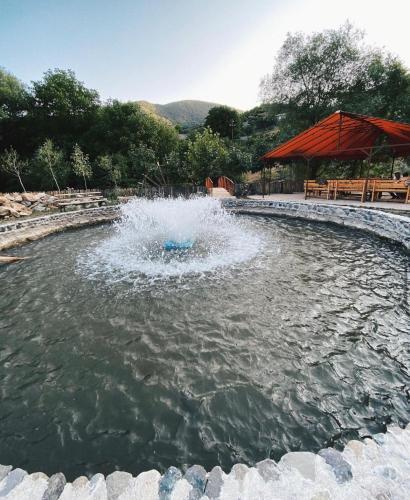 una fontana in un laghetto in un parco di Hovek Guest House a Dilijan
