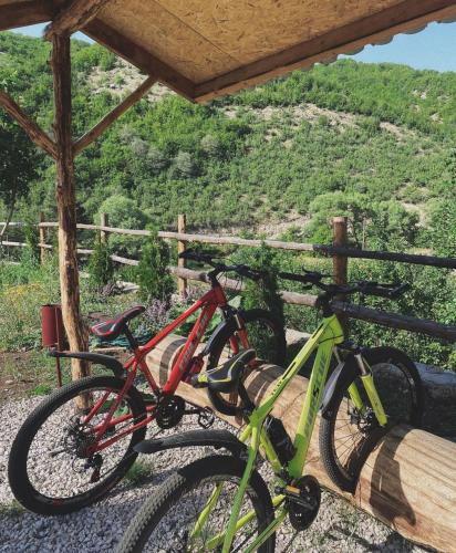 due biciclette parcheggiate l'una accanto all'altra su un portico di Hovek Guest House a Dilijan