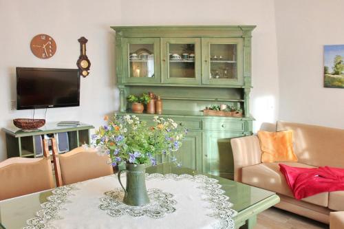 a living room with a vase of flowers on a table at Ferienwohnung Sommerwiese in Lübbenau