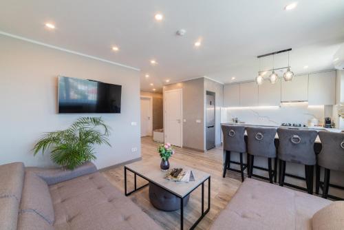 E.D. Luxury Apartaments في شياولياي: غرفة معيشة مع أريكة ومطبخ