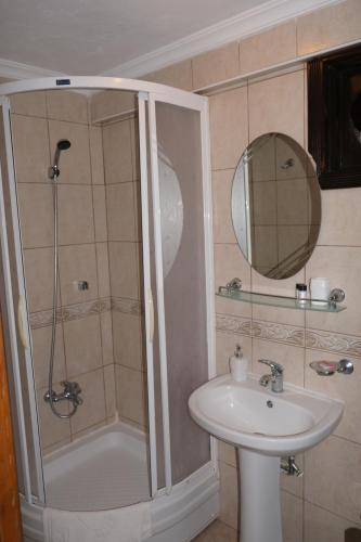 Een badkamer bij Uzum Hotel