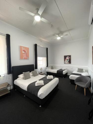 una camera con 2 letti e un ventilatore a soffitto di Royal Hotel Sea Lake a Sea Lake
