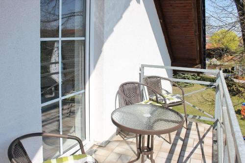 - Balcón con mesa y 2 sillas en Ferienwohnung Orchidee en Lübbenau