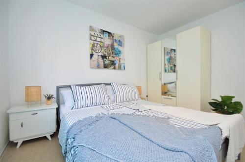 - une chambre avec un lit doté d'une couverture bleue dans l'établissement Apartment Vinea-parking included, à Šibenik