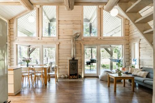 una sala de estar con chimenea en una casa en Meretuule Holiday Home, en Keibu