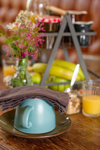 a table with a plate of food and a bowl of fruit at La Belle lurette in Bressuire