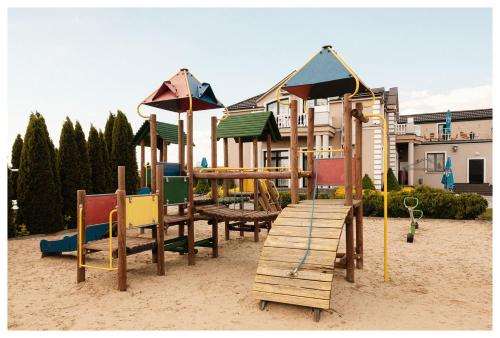 um parque infantil na areia com um conjunto de jogos em Centrum Eventowo- Konferencyjne Pałacyk Fantazja 