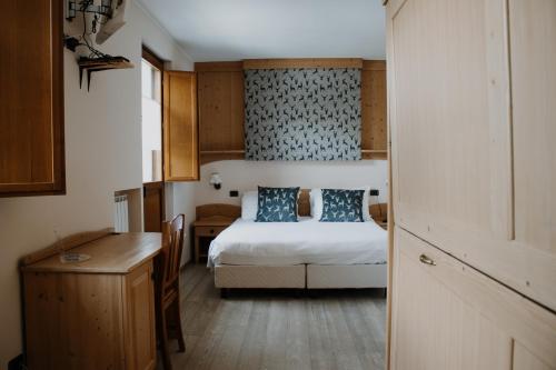 a small room with a bed and a desk at Principessa Giovanna Boutique Chalet in Roccaraso