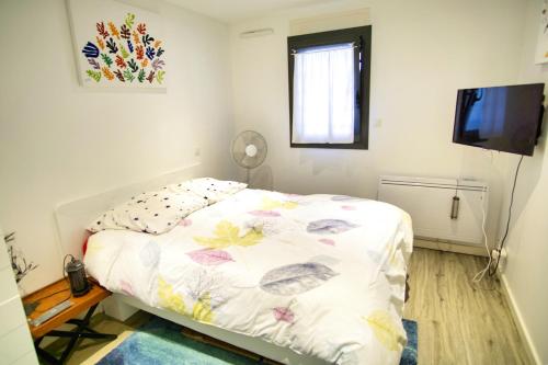 um quarto com uma cama e uma televisão de ecrã plano em Ref EGEE - Palmes d'Or Properties em Cannes