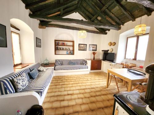 uma grande sala de estar com sofás e uma mesa em Maison de 2 chambres avec terrasse amenagee et wifi a Rogliano em Rogliano
