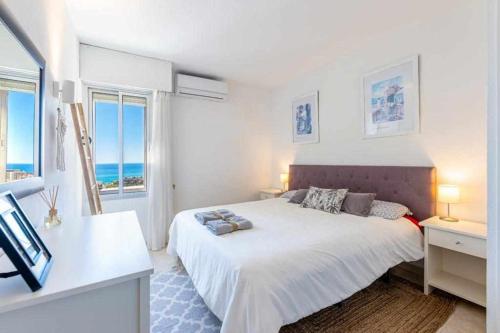 Posteľ alebo postele v izbe v ubytovaní Benalmadena apartment with wonderful views
