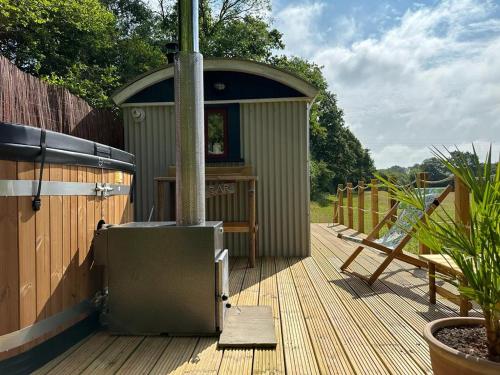 a backyard deck with aendiaryendiary device on it at Cleo’s Hut in Cowfold