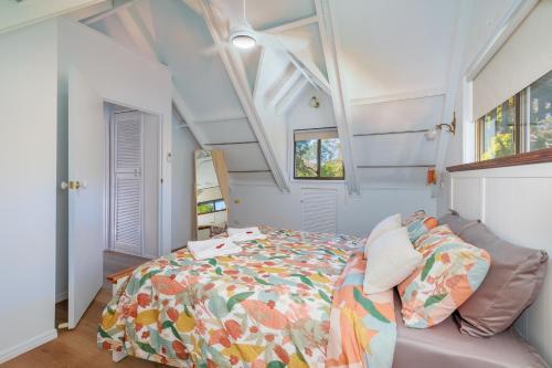 Giường trong phòng chung tại The Cedar Cottage