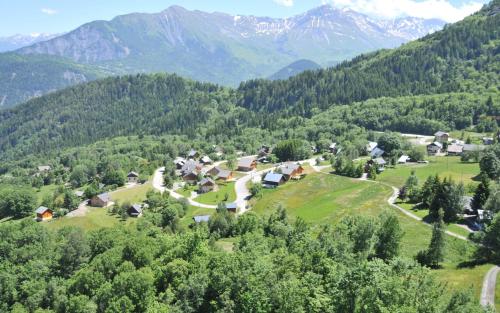 una vista aerea di un piccolo villaggio in montagna di Olydea les Bottieres - Saint-Pancrace a Saint-Pancrace