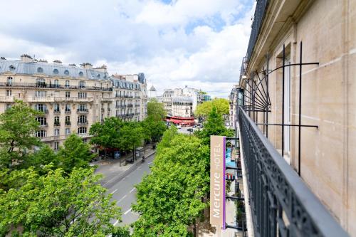 パリにあるメルキュール パリ モンパルナス ラスパイユの通りや建物の景色を望むバルコニー