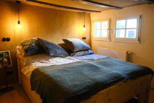 um quarto com uma cama com almofadas em Ferienhaus Das Dömchen em Esch