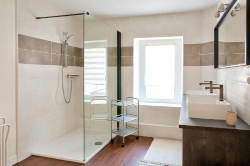 Koupelna v ubytování À 100m du port de Loctudy, bel appartement pour 6
