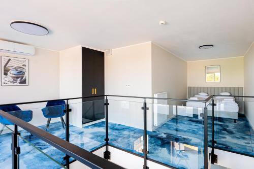 a room with a glass floor with blue floors at Art Boulevard in Mrzeżyno