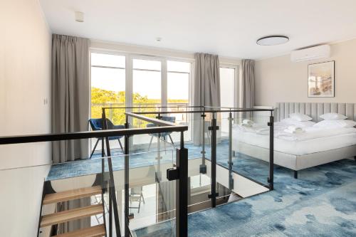 une chambre d'hôtel avec un lit et un sol en verre dans l'établissement Art Boulevard, à Mrzeżyno
