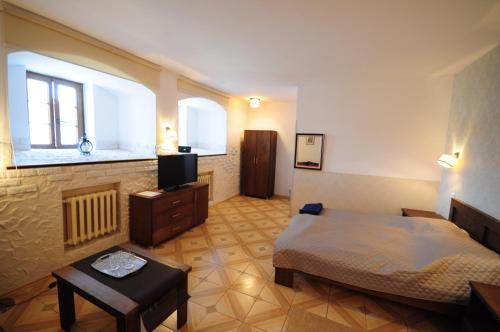Letto o letti in una camera di Hotel Wysoka Brama