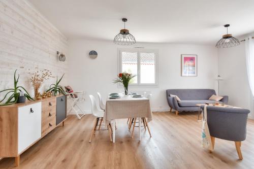 un salon avec une table et un canapé dans l'établissement Ambiance paisible sur la côte vendéenne, à La Barre-de-Monts