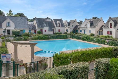 une piscine dans un quartier résidentiel avec des maisons dans l'établissement Appartement en résidence avec piscine, à Batz-sur-Mer