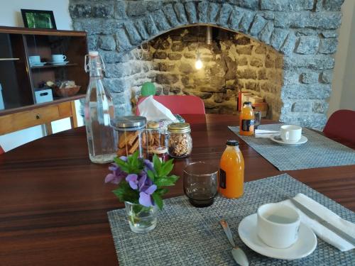 mesa de comedor con pared de ladrillo en Serok: Casa nel Bosco con Bio Sauna en Civo