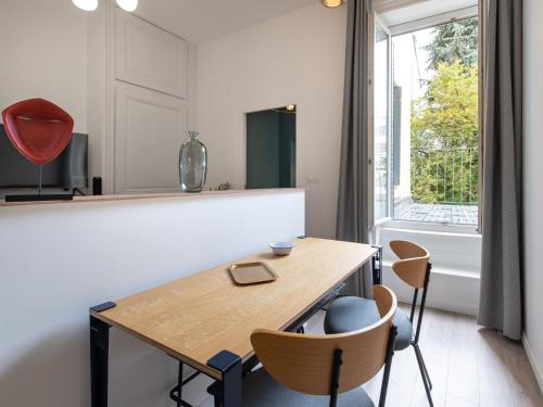 une cuisine avec une table et des chaises et une fenêtre dans l'établissement Luxury Apartment 
