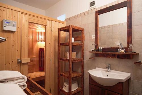 y baño con lavabo y espejo. en Oroszlános Borhotel, en Tállya