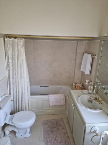 Ένα μπάνιο στο Golborne Manor Bed and Breakfast