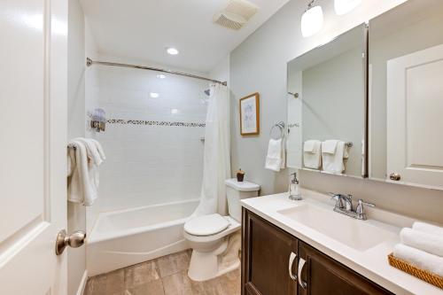 y baño con lavabo, aseo y ducha. en Glen Cove Vacation Rental Less Than 1 Mi to Downtown!, en Glen Cove