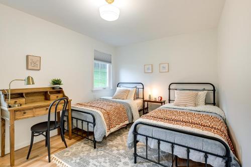 2 camas en una habitación con escritorio y escritorio en Glen Cove Vacation Rental Less Than 1 Mi to Downtown!, en Glen Cove