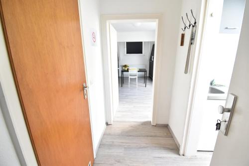 an open door leading into a hallway with a table at CoreRooms - kleines Apartment Essen Kray in Essen