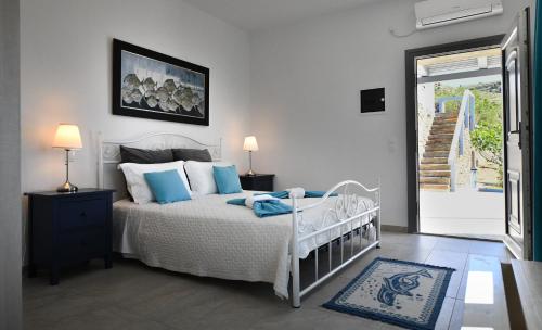 MelissakiにあるDreamscape Villa Keaのベッドルーム(白いベッド、青い枕付)