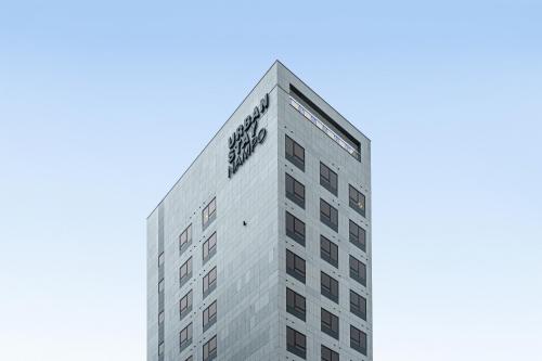 un edificio alto gris con la palabra savia en él en Urbanstay Boutique Nampo BIFF en Busan