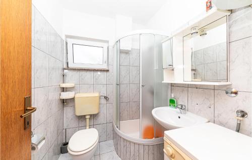 a bathroom with a toilet and a sink at Stunning Home In Drvenik Veliki With 4 Bedrooms, Wifi And Outdoor Swimming Pool in Drvenik Veli