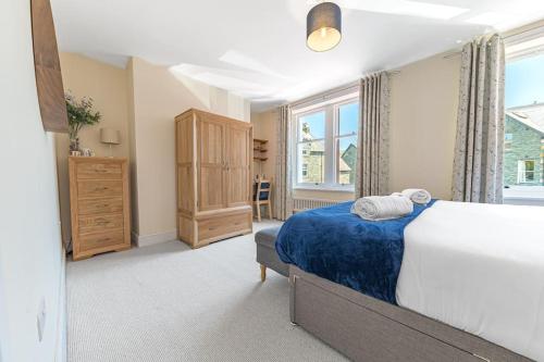 ein Schlafzimmer mit einem Bett und einem großen Fenster in der Unterkunft Hazelgrove, Ratcliffe Place, Keswick in Keswick