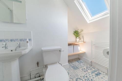ein weißes Bad mit einem WC und einem Waschbecken in der Unterkunft Hazelgrove, Ratcliffe Place, Keswick in Keswick