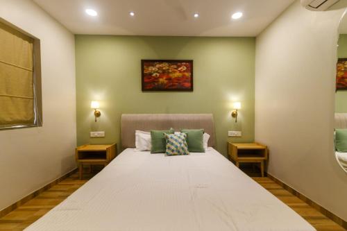 duże łóżko w pokoju z dwoma stołami w obiekcie Eerus Villa 3Bhk Luxurious Home w mieście Arpora