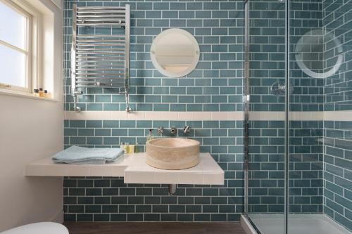 Un baño con lavabo y ducha de cristal. en Georgian House, Canterbury, en Canterbury