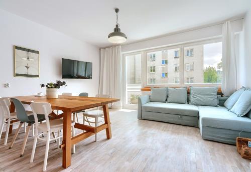 グディニャにあるSea Apartment Gdyniaのリビングルーム(青いソファ、テーブル付)