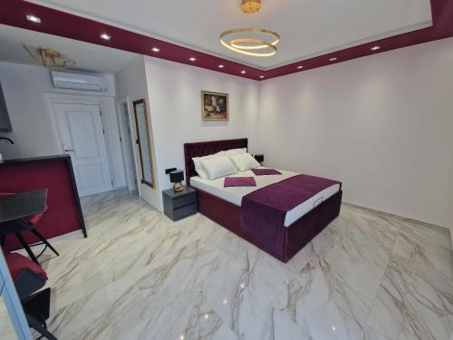 1 dormitorio con 1 cama grande y suelo de mármol en Victoria Apartments, en Makarska