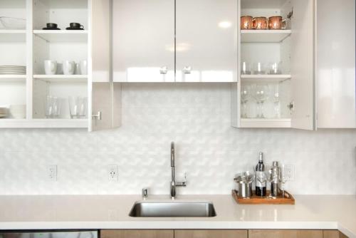 サンフランシスコにあるSoMa Studio w Gym Rooftop Lounge nr Tech HQs SFO-94のキッチン(シンク、白いキャビネット付)