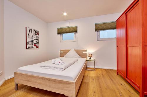 um quarto com uma cama e duas janelas em BergIdylle 1 em Garmisch-Partenkirchen