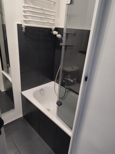 W łazience znajduje się umywalka i przeszklony prysznic. w obiekcie Apartament Sopot centrum w mieście Sopot